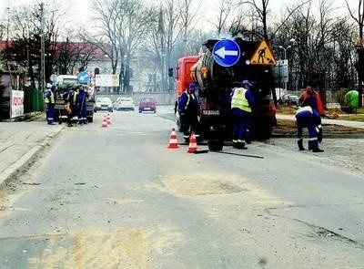 Sądeccy drogowcy ostatni okres bezśnieżny wykorzystywali na łatanie jezdni Fot. (JEC)