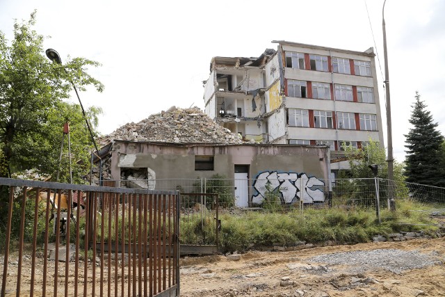 Przy ul. Andersa 36 można kręcić postindustrialne teledyski. Kiedy wyburzenie zostanie zakończone? Podobno wkr&oacute;tce.