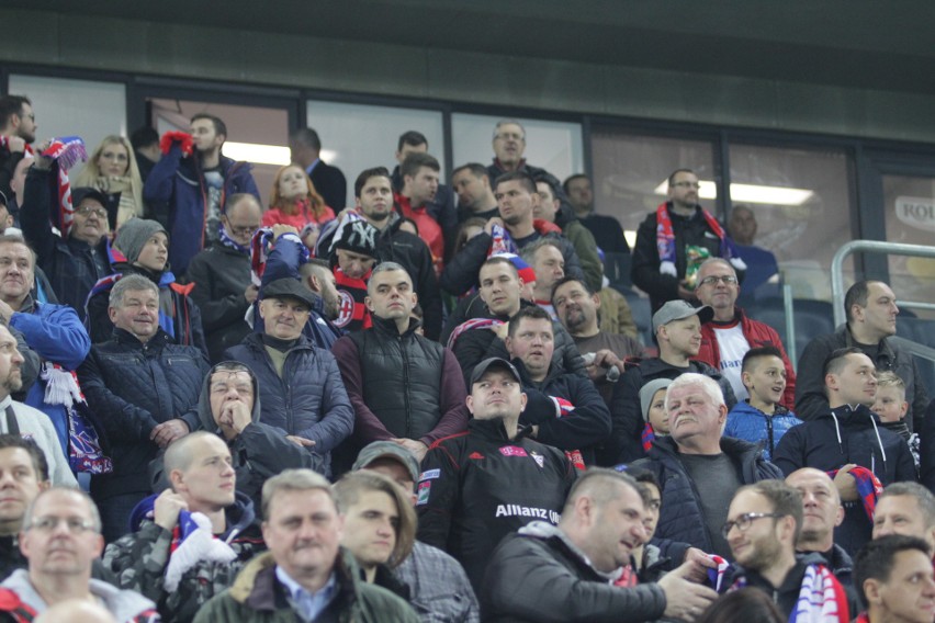 Górnik Zabrze - Śląsk Wrocław. Kibice odśpiewali hymn ZDJĘCIA KIBICÓW