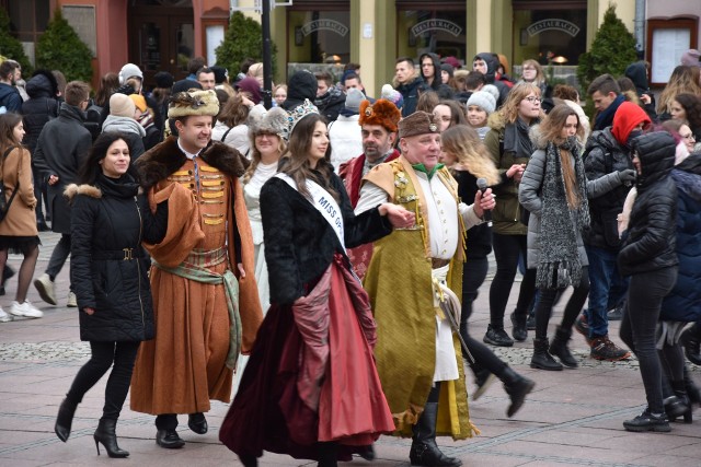 Tak wyglądał polonez 2020 na opolskim Rynku.