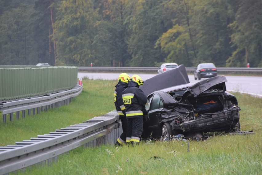 Volvo wjechało w bariery na ekspresowej "7", obwodnicy Kielc. Pomagali kierowcy z aut kolumny rządowej (ZDJĘCIA)