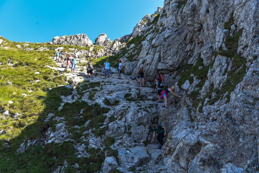 Weekend w górach. Tłumy turystów idą na Giewont [ZDJĘCIA]