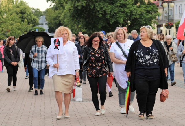 Tarnobrzeżanie przyłączyli się do protestu "Ani jednej więcej". Akcja  odbyła się w środę 14 czerwca na Placu Bartosza Głowackiego.