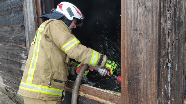 Pożar drewnianego domu w miejscowości Zabawka gasiło pięć zastępów