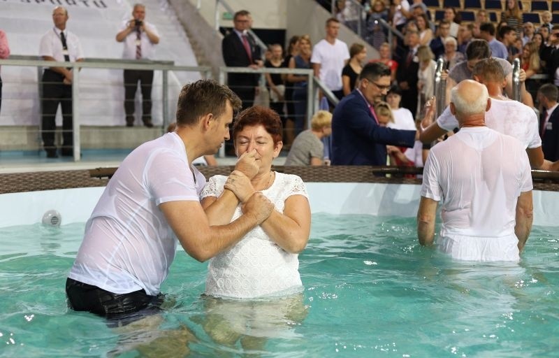 Zanurzyli się w basenie w Atlas Arenie, czyli chrzest świadków Jehowy [ZDJĘCIA]