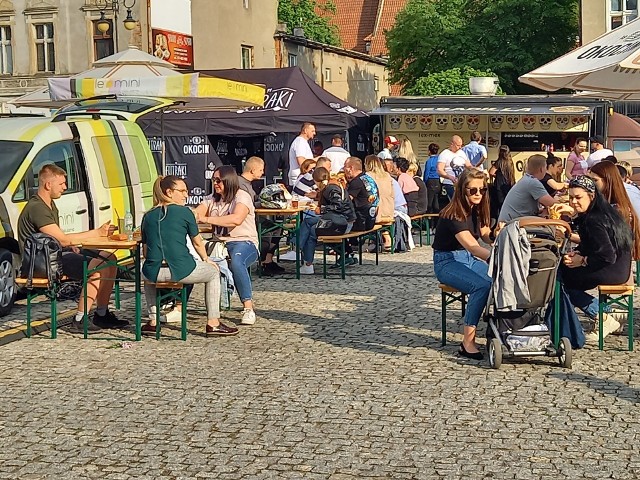 Trwa Zlot Food Trucków w Golubiu-Dobrzyniu. Piękna pogoda i poluzowane obostrzenia sprawiły, że ogródki są pełne.