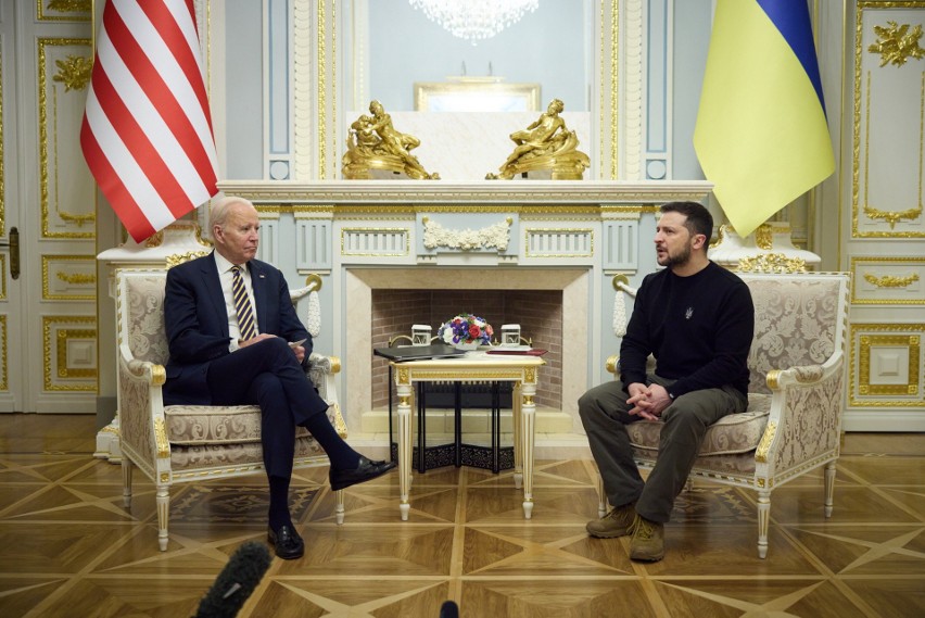 Historyczna wizyta prezydenta USA. Joe Biden jest w ogarniętym wojną Kijowie, spotkał się z Wołodymyrem Zełenskim