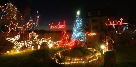 Szczecin, ulica Szeroka. Tak wygląda świątecznie przystrojony ogród autorstwa pana Leszka Kałuży.