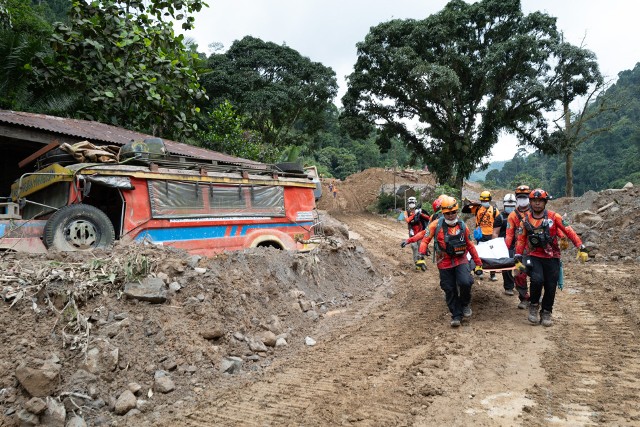 Rośnie bilans ofiar śmiertelnych osunięć ziemi na Filipinach