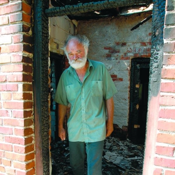 Witek na zgliszczach swojego domu, który spalił się doszczętnie w pożarze