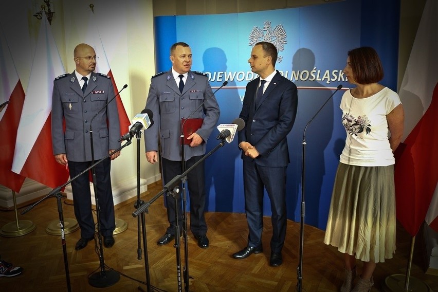 Nagroda wojewody za załapanie bombiarza dla pięciu policjantów