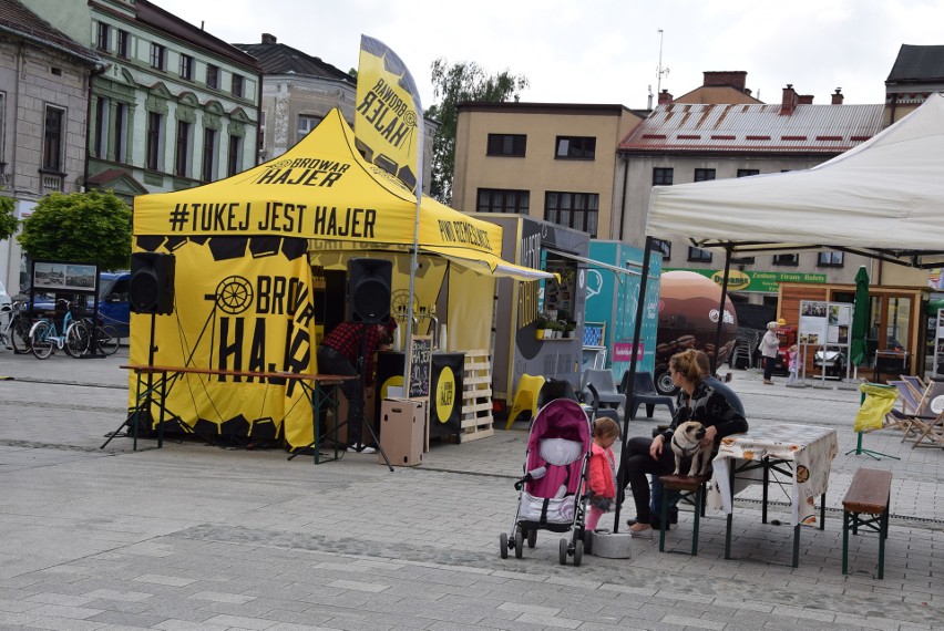 Food trucki, czyli kulinarna uczta na kółkach, na oświęcimskim rynku. Można zjeść konkretnie, popić sokiem czy też pyszną kawą