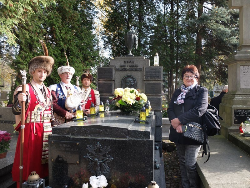 Kraków. Bracia kurkowi kwestowali i odwiedzili groby swoich królów, braci honorowych i prezesów [ZDJĘCIA]