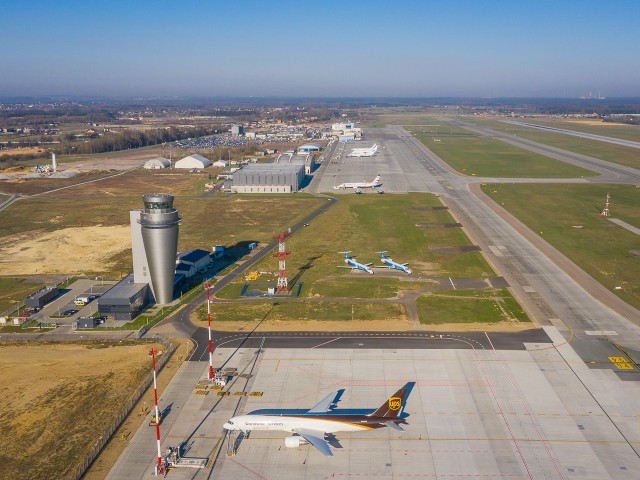 Widok na lotnisko, hangar i nową wieżę od strony wschodniej.