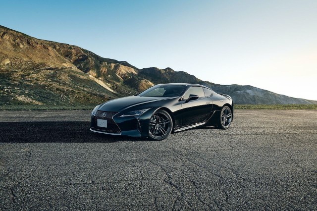 LExus LC Japoński oddział Lexusa prezentuje ściśle limitowaną wersję coupé LC. Odmiana Aviation wyróżnia się stałym spojlerem z włókna węglowego. Nowe skrzydło jest efektem współpracy z profesjonalnym pilotem. Ale to nie jedynie zmiany wprowadzone w specjalnym aucie.Fot. Lexus