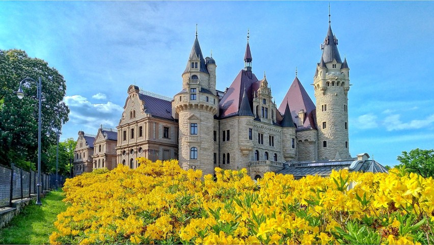 Zamek w Mosznej przypomina słynną siedzibę czarodziejów z...