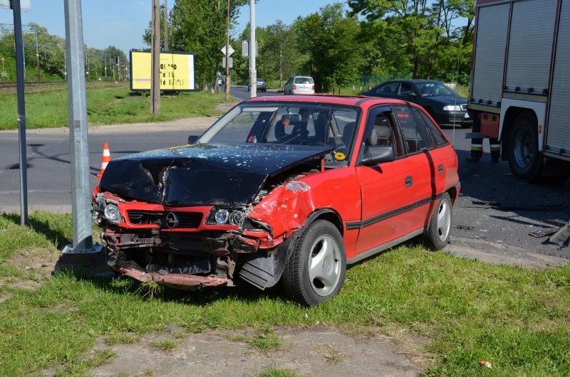 Wrocław: Wypadek na ul. Bystrzyckiej. Trzy osoby zostały ranne (ZDJĘCIA)