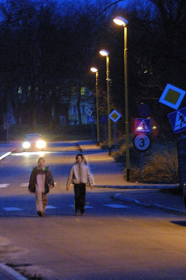 Wyłączanie świateł na noc pozwoli gminom zaoszczędzić kilkadziesiąt tysięcy złotych. Widuchowa zamontuje nowe lampy, a Banie podreperują budżet drużyny piłkarskiej.  