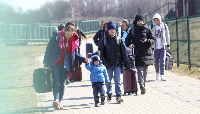 Na przejściu granicznym w Medyce spokojniej niż w poprzednich dniach, ale uchodźców ciagle przybywa 