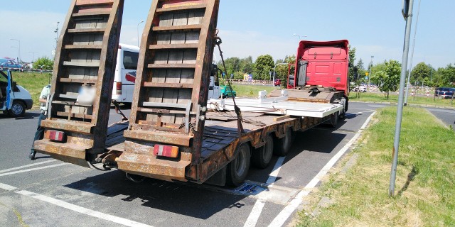 Nieoznakowany odpowiednio i zbyt szeroki pojazd stwarzał poważne zagrożenie w ruchu drogowym na terenie Gniezna. Przewożona stalowa konstrukcja znacznie wystawała poza lawetę. Podczas kontroli przeprowadzonej przez wielkopolskich inspektorów Inspekcji Transportu Drogowego okazało się, że nieprawidłowości jest więcej, efektem tego było wydanie zakazu dalszej jazdy. Fot. GITD