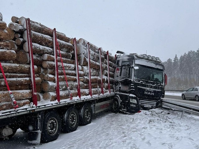 na 23. kilometrze A4 zderzyły się dwie ciężarówki. Transport drewna blokuje drogę.