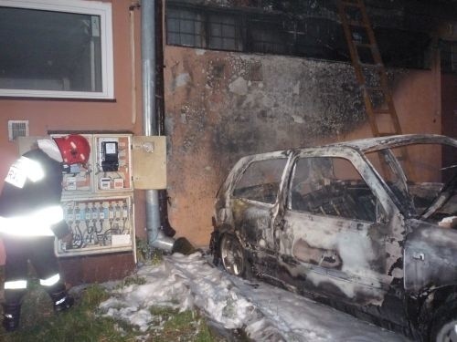Nocą ze środy na czwartek w Starachowicach spłonął volkswagen golf