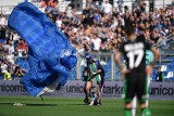 Serie A. Mecz Inter - Sassuolo przerwany przez inwazję na boisko... spadochroniarza [WIDEO]