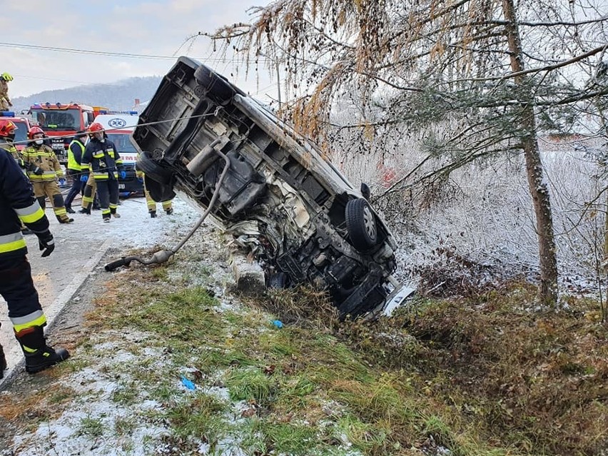 Tragedia w Beskidzie Niskim. Kierowca zginął w wypadku na moście w Łosiu