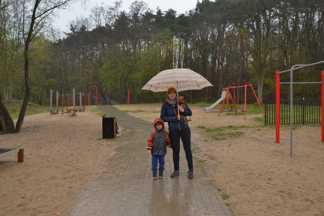 Anna Sawicka – Borkowicz z synkiem Gustawem w miejscu, gdzie w niedzielę odbędzie się zbiórka uczestników sprzątania parku