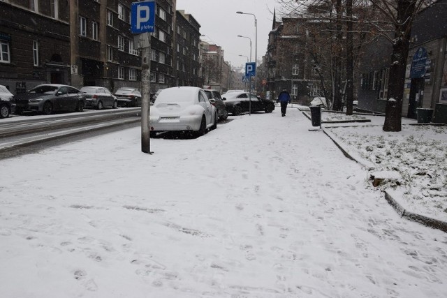 IMGW wydało ostrzeżenie przed intensywnymi opadami śniegu oraz oblodzeniem.