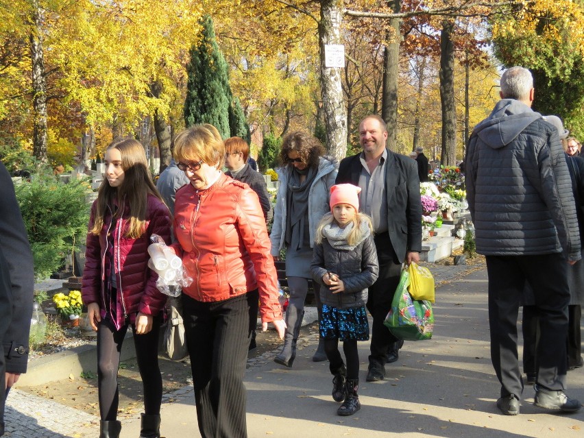 Cmentarze przy Francuskiej i Sienkiewicza w Katowicach: odwiedzamy bliskich, wolontariusze kwestują