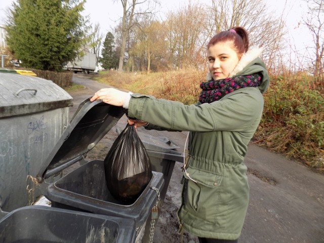 Milena Drewicz wyrzuca śmieci zarówno w domu, jak i w zakładzie przy ul. Dworcowej, w którym odbywa praktyki. Zaznacza, że segregacja jest stałym tematem w szkołach.