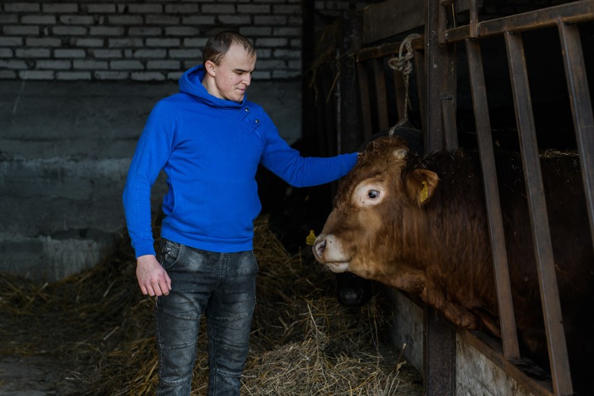 Kamil ma 23 lata, prowadzi 60-hektarowe gospodarstwo w...