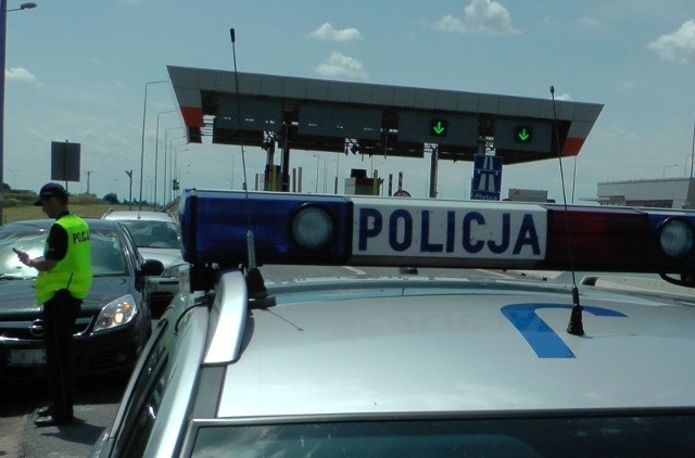 Funkcjonariusze ustalili, że za kierownicą siedział 51-letni mieszkaniec Śląska. Mężczyzna był kompletnie pijany.