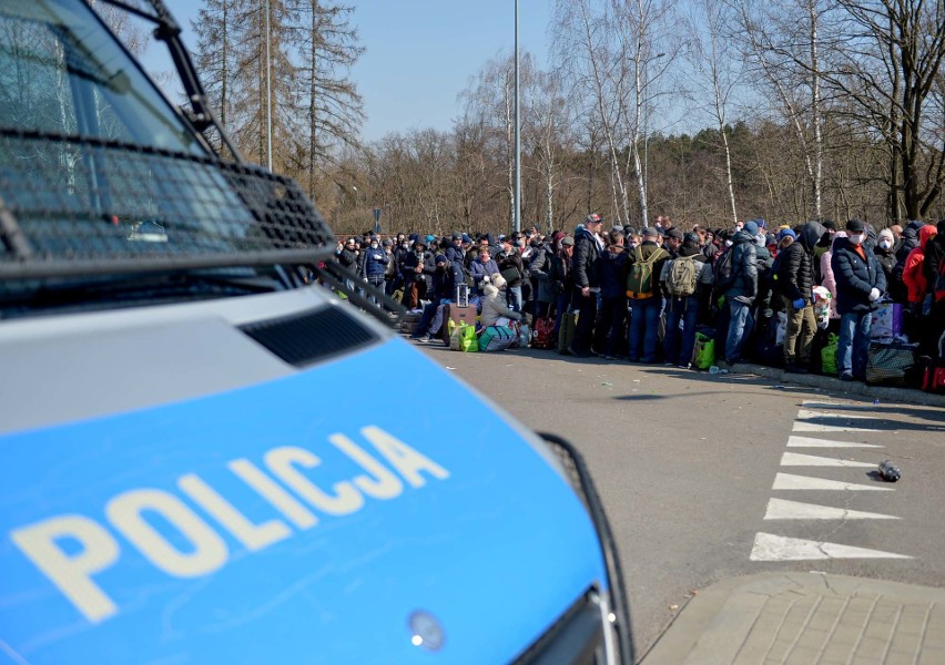 W piątek o godz. 12 około 2 tys. Ukraińców czekało w długiej...