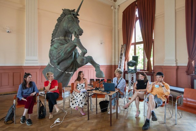 W auli I Liceum Ogólnokształcącego zapowiedziano najnowszą premierę Teatru Polskiego „Ach, jeżeli przyjdę dać, tak okrutne, moje ostatnie pożegnanie” w reż. Klaudii Hartung-Wójciak. Pokazy spektaklu, inspirowanego „Antygoną” Sofoklesa, odbędą się 11, 12 i 13 czerwca 2021 r. o godz. 20.30  w budynku I LO przy placu Wolności 9. Bilety na spektakl można zakupić w kasie TPB lub online. Nie ma możliwości zakupu biletów w liceum