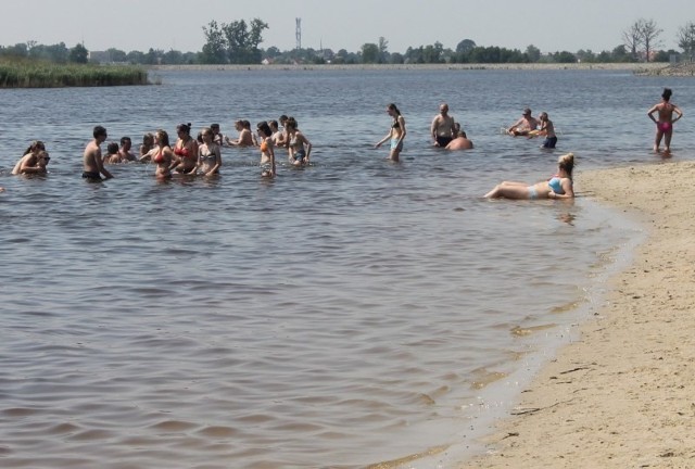 Kąpielisko nad zbiornikiem retencyjnym w Ligocie Górnej koło Kluczborka.