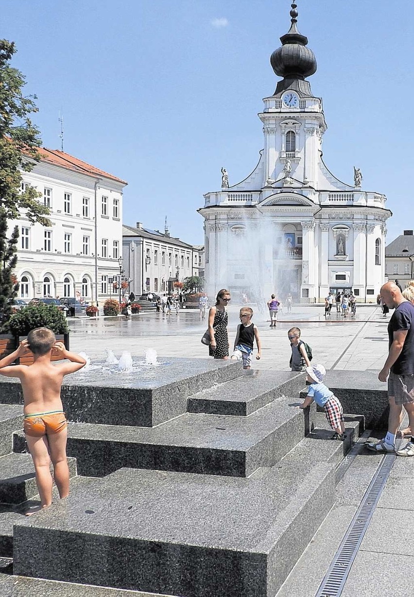 W Andrychowie wodne zabawy trwają na placu Mickiewicza