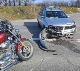 Wypadek w Pęchowie. Krajowa „dziewiątka” zablokowana. Motocyklista w szpitalu