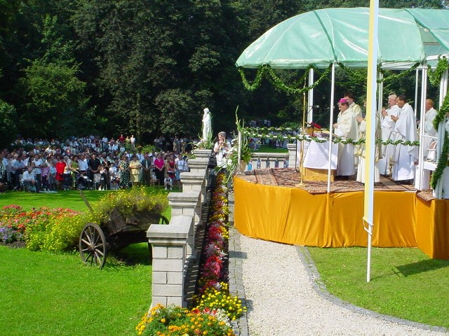 Biskup Jan Kopiec przemawiał w niedzielę do 8 tysięcy wiernych ze specjalnie zbudowanej na odpust ambony.