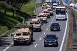 Korek na Obwodnicy Trójmiasta po stłuczce między pojazdami amerykańskiej kolumny wojskowej