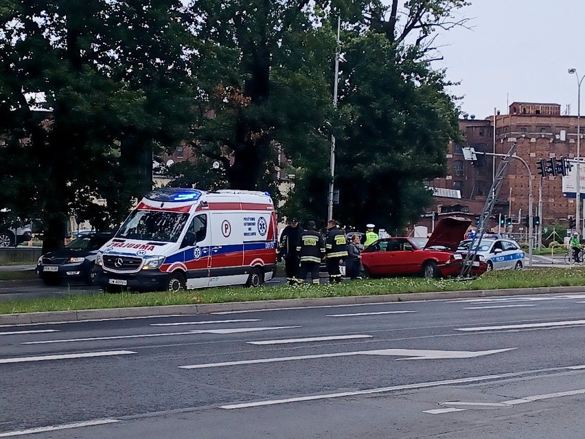 Wypadek przy CH Korona we Wrocławiu. Kobieta wjechała w słup