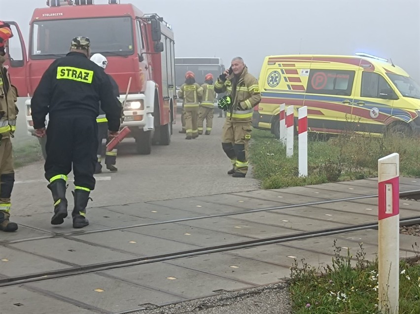 Wypadek na przejeździe kolejowym za Goworowem, 27.10.2022. Samochód wjechał pod pociąg. Zdjęcia
