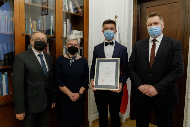 Minister Przemysław Czarnek pogratulował Maksymilianowi Paczyńskiemu z liceum w Iłży. Uczeń odniósł sukces w konkursie Impact Creators.