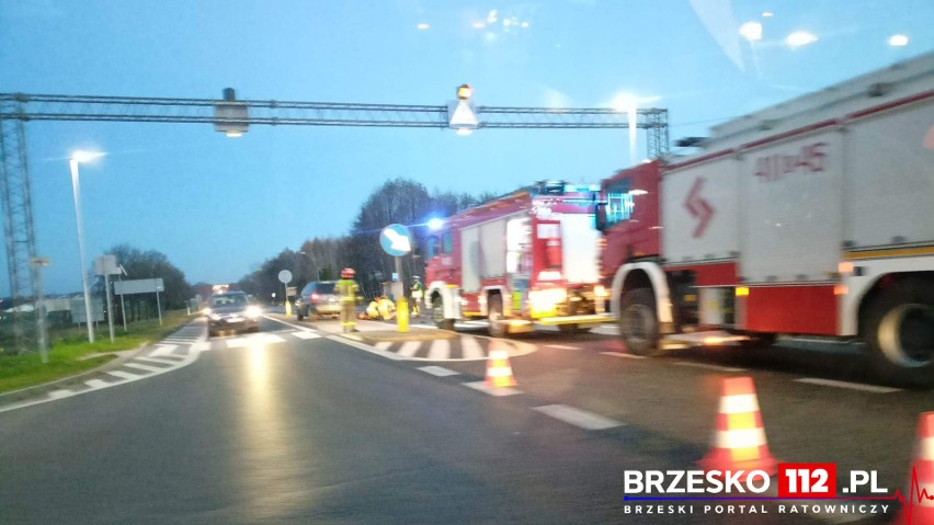 Wypadek na DK94 koło Brzeska, kierowca chryslera potrącił...