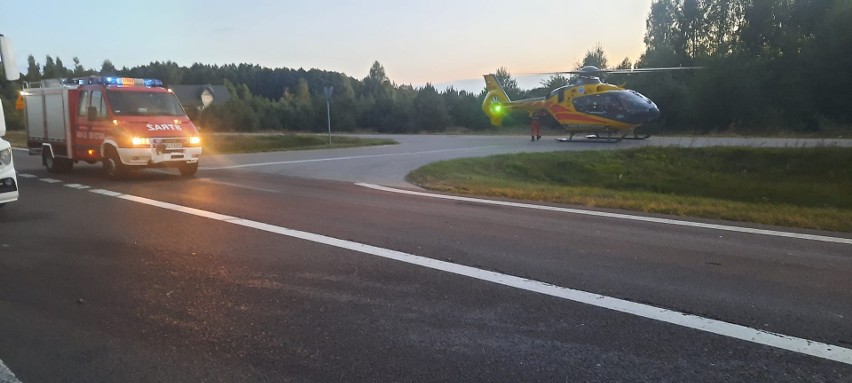 Cisów. Wypadek na DK8. Osobówka zderzyła się z ciężarówką. Jedna osoba ranna [ZDJĘCIA]