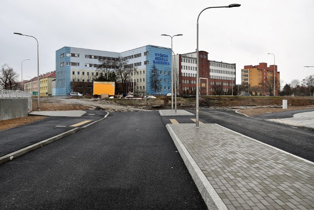 Przy końcu nowej drogi powstały parkingi. To, jak będzie się łączyć z ul. Plebiscytową, pozostaje jeszcze kwestią otwartą