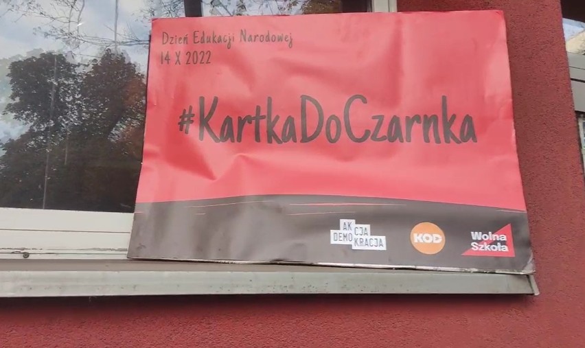 Kraków. Manifestacja "Kartka do Czarnka" pod kuratorium oświaty. Nauczyciele i uczniowie domagają się zmian w systemie szkolnictwa