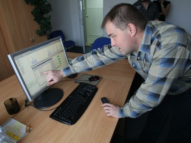 Artur Sokołowski, informatyk ze Świętokrzyskiej Okręgowej Izby Inżynierów Budownictwa denerwuje się, że awaria sieci telekomunikacyjnych przeszkadza mu w pracy.