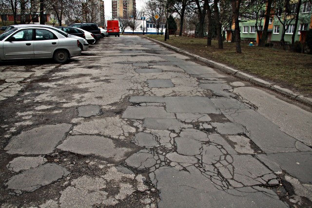 Ul. Tatarakowa. Remont obejmie jezdnię na odcinku o długości  340 metrów. Koszt – wraz z poprawą ul. Tymiankowej – ok. 500 tys. zł